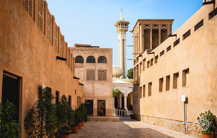 منطقه «بر دبی» که شامل خیابانی سنگ‌فرش‌شده و ساختمان‌های با معماری سنتی است.